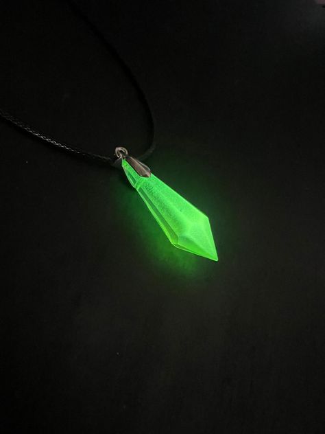 GREEN DROP CRYSTAL Glow in the Dark and Blacklight Lamp / Luminous Necklace with Pendant for Unisex / Party Jewelry and Cosplay ⭐️ Please note, each piece is handmade by me. Nothing is made by machine. Each piece of jewelry is cast and then sanded by hand! ⭐️ CHRISTMAS PROMOTION - FREE GIFT WITH YOUR ORDER ❤️ Handmade item ❤️ GLOW IN THE DARK ❤️Black light ❤️WITH chain included ❤️ easy to carry ❤️ own ideas ❤️ Artist Name / Own Brand ❤️ Checked for quality ❤️ Exceptional jewelry ❤️ Shipping from Luminous Necklace, Glowing Jewelry, Glowing Crystal, Glowing Necklace, Christmas Promotion, Necklace With Pendant, Emerald Necklace, Party Jewelry, Green Crystals