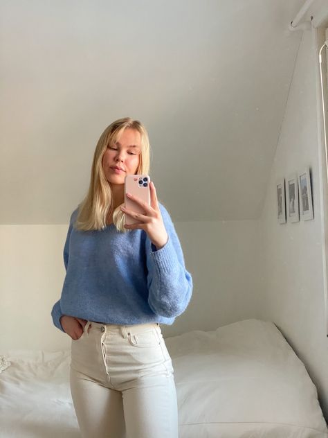 Cropped Blue Sweater Outfit, Light Blue Socks Outfit, Pale Blue Cardigan Outfit, Outfits With Blue Sweaters, Light Blue Crewneck Outfit, Powder Blue Sweater Outfit, Light Blue Wide Jeans Outfit, Light Blue Pullover Outfit, Jean Celeste Outfits