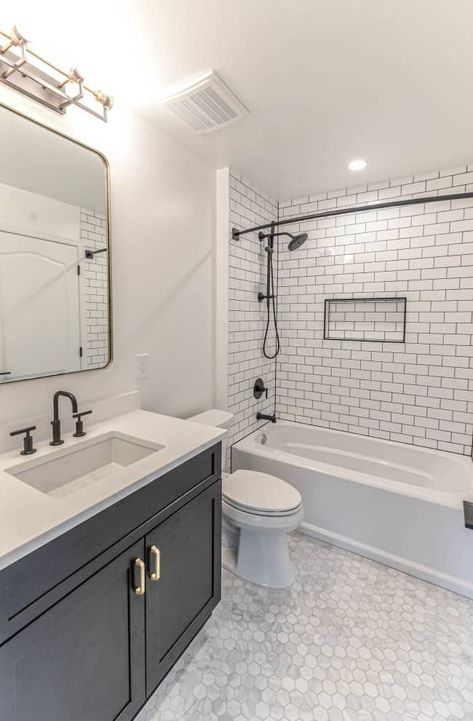 28 Small Bathroom Ideas with Bathtubs for 2021 Modern Small Bathrooms With Tub, Bathroom Tub Small Space, Bathroom Design Small With Tub, Renovate Small Bathroom With Tub, Tubs Small Bathroom, Small Bathroom Remodel Flooring, Honey Comb Bathroom Tiles, Shower Tub Small Bathroom, Shower Tub Tile Designs