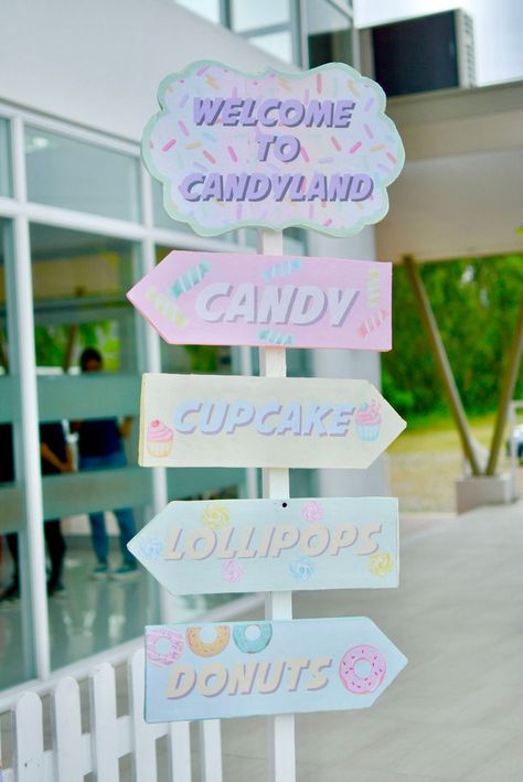 Candyland Party Theme, Candy Decorations Diy, Candy Theme Birthday Party, Candy Themed Party, Candy Land Birthday Party, Christmas Tree Candy, Candy Birthday Party, Candyland Birthday, Candy Land Christmas Tree