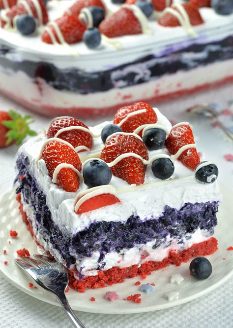 No Bake Summer Berry Lasagna is EASY SUMMER DESSERT RECIPE for refreshing sweet treat. RED WHITE and BLUE no bake dessert is fun idea for Memorial Day and 4th of July. Summer Berry Lasagna, Red White And Blue Cake, Easy Summer Dessert Recipes, Memorial Day Foods, Easy Summer Dessert, 4th Of July Food, Patriotic Food, July Desserts, Patriotic Desserts