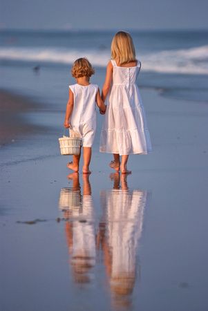 Family Beach Pictures Sunset, Beach Portraits Family, Cute Family Beach Pictures, Family Photos Beach Ideas, Beach Kids Photoshoot, Kids Beach Photoshoot Ideas, Kid Beach Photoshoot, Beach Pictures With Kids, Kid Beach Pictures