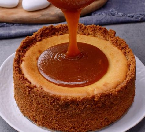 Carmel Cheesecake, Toffee Cheesecake, Caramel Cheesecake Recipes, Cream Cheese Frosting Cake, Caramel Cheesecake, Caramel Topping, Cheesecake Desserts, Sweet Recipes Desserts, Creamy Desserts