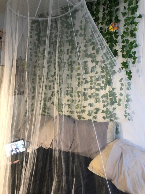 Room had take vines, net around bed and cute blankets Vines Behind Bed, Bed Net, Cool Room Designs, Aesthetic House, Cute Room, Tree House Designs, Cute Blankets, Stranger Things Aesthetic, Fairy Girl