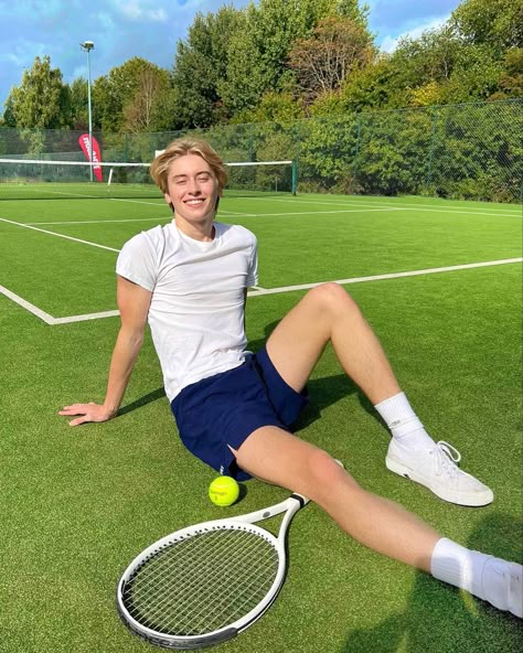 Jock Aesthetic Boy Blonde, Tennis Guys Aesthetic, Tennis Boys Aesthetic, Tennis Aesthetic Men, Preppy Boy, Blonde Boy Aesthetic, Blonde Hair Boy, Tennis Aesthetic, Preppy Boys