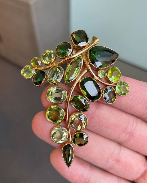 Frank Everett no Instagram: “Magnificent #brooch by #SuzanneBelperron circa 1950 in gold with mixed-cut bezel-set peridot, tourmaline and olivine @sothebys…” Peridot Brooch, Yellow Leaf, Diamond Dust, Sterling Silver Brooch, Cz Jewelry, Silver Brooch, Cz Stone, Bead Art, Stone Jewelry