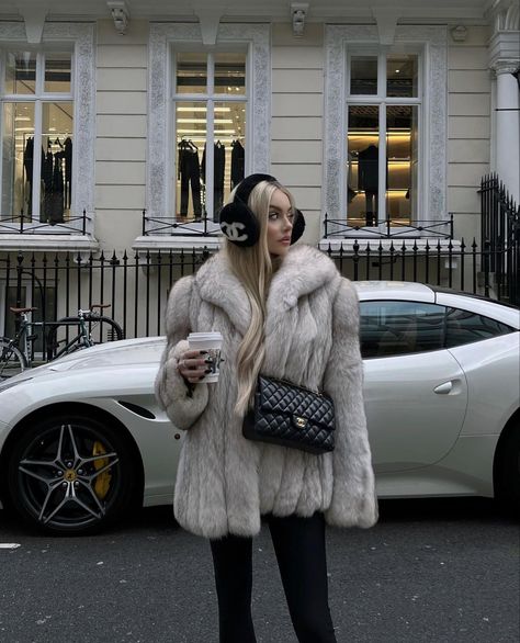 White Fur Coat Outfit, Fur Coat Aesthetic, Winter Faux Fur Coat, Fur Coat Outfit, Chanel Classic Flap Bag, Russian Winter, Winter Outfits Aesthetic, Stylish Winter Outfits, Winter Outfits Cold