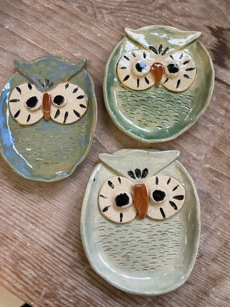 Owl Pottery Ideas, Clay Owls For Kids, Clay Owl Sculpture, Ceramic Owls Pottery Ideas, Clay Owl Diy, Owl Clay Art, Ceramic Owls Pottery, Preschool Clay Projects, Kids Pottery Ideas