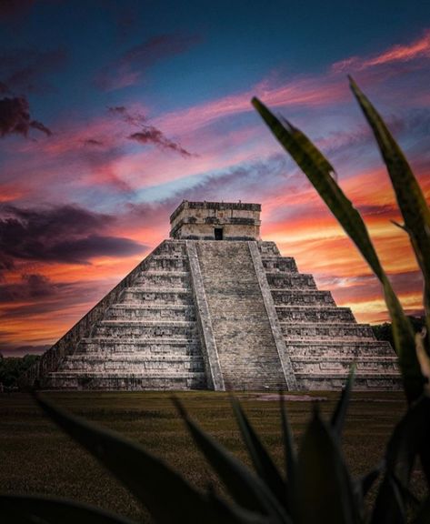 Chichén-Itzá, Yucatan Mexico Prison Drawings, Jungle Images, Aztec Warrior Tattoo, Mexico Tourism, Ancient Mexico, Aztec Ruins, Architecture Set, Mayan Culture, Aztec Warrior