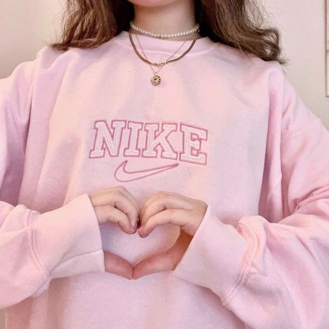 Nike Vintage Sweatshirt, Sweatshirts Aesthetic, Crewneck Aesthetic, Crewneck Outfit, Denim Diy Clothes, Outline Embroidery, Aesthetic Hoodies, Cute Crewneck, Vintage Nike Sweatshirt