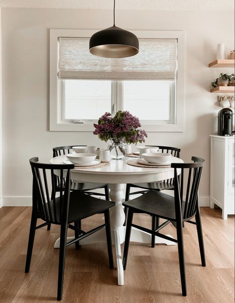 Small dining room ideas, round white table with black chairs. White Dinning Room Table Black Chairs, White Circular Dining Table, Ikea Dining Chairs White, Round Dining Table Dinner Set Up, Black Dining Chairs Round Table, White Round Table With Black Chairs, Black Tulip Table Dining Room, Black And White Eat In Kitchen, Round Table Small Kitchen