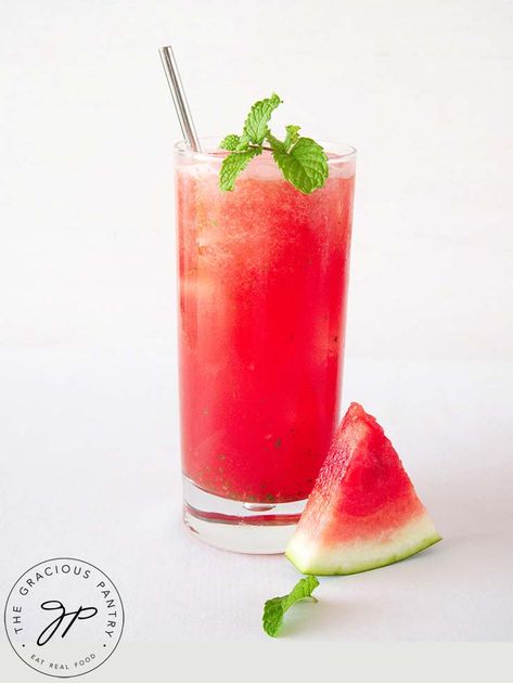 This watermelon agua fresca is one of the most refreshing and hydrating drinks you Watermelon Aqua Fresca, Watermelon Agua Fresca, Strawberry Smoothie Recipe, Agua Fresca Recipe, Smoothie Recipes Strawberry, Mint Water, Watermelon Mint, Summer Drink Recipes, Hydrating Drinks