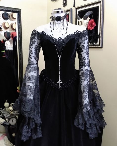 The Nightmare Before Christmas Halloween, Vamp Goth, Gothic Gowns, Goth Prom, Vampire Dress, Prom Dress Inspo, Yennefer Of Vengerberg, Nightmare Before Christmas Halloween, Halloween And Christmas