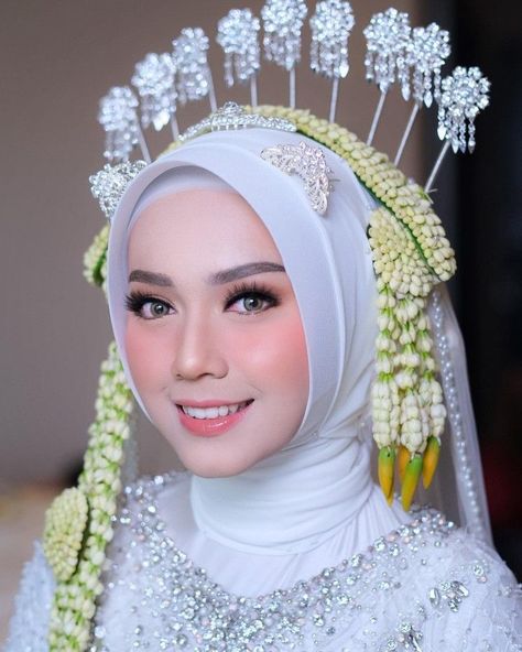 make up. make up looks. make up for beginners. make up tutorial. make up tutorial step by step. make up natural Make Up Akad Nikah Hijab, Wedding Dress Hijab Adat Jawa, Pernikahan Adat Jawa Hijab, Make Up Nikah, Make Up Wedding Hijab, Akad Nikah Jawa, Wedding Jawa Hijab, Wedding Makeup Hijab, Pengantin Jawa Hijab