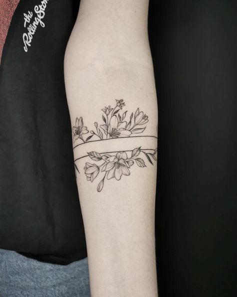 101 Best Small Magnolia Tattoo Ideas That Will Blow Your Mind! 18 Outsons Tiny Magnolia Tattoo, Magnolia Tattoo Linework, Geometric Magnolia Tattoo, Magnolia Arm Tattoos For Women, Small Magnolia Tattoo, Fine Line Magnolia Flower Tattoo, Simple Flower Tattoo, Magnolia Tattoo, Armband Tattoo Design