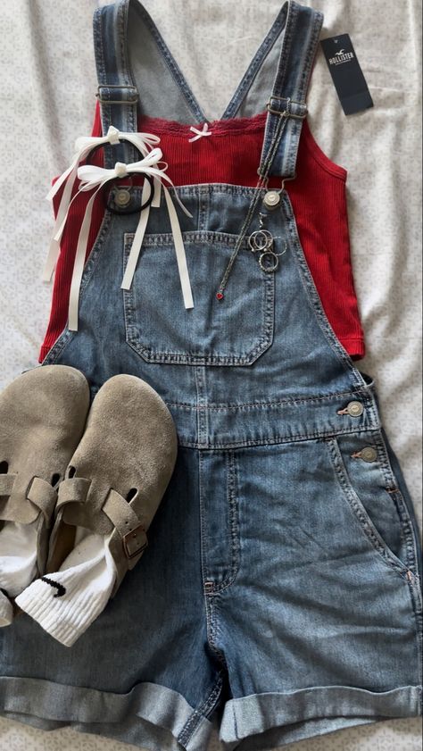 2000s Fashion Overalls, Denim Dress Overalls Outfit, Cute Fall Outfits Overalls, Summercore Aesthetic Outfits, Church Camp Counselor Outfits, Outfit Inspo Summer Aesthetic, Cute Short Overall Outfits, Shortalls Outfit Fall, Outfits With Short Overalls