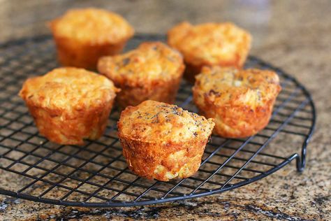 Mary Berry Cheese Muffins Basic Muffin Recipe, Baking Mix Recipes, Cake Mix Muffins, Cherry Muffins, Vanilla Muffins, Mary Berry Recipe, Savory Cheese, Savory Muffins, Corn Muffins