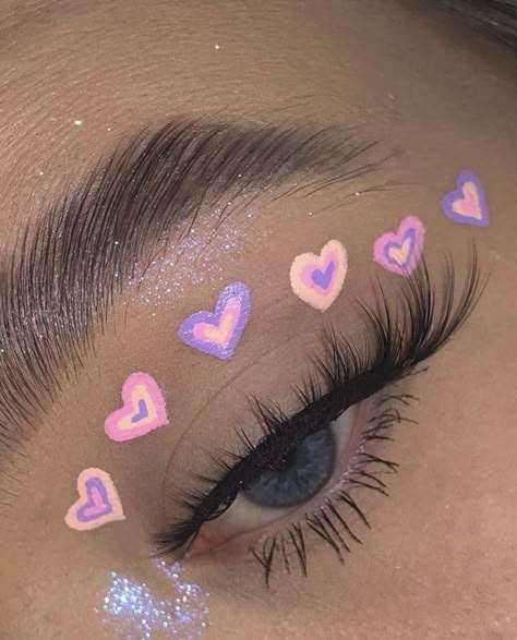 Purple Heart Makeup, Valentines Day Eyeliner, Heart Eye Makeup, Ideas Maquillaje, Heart Makeup, Mekap Mata, Indie Makeup, Cute Eye Makeup, Makeup Lashes