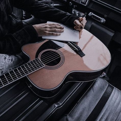 The types of acoustic guitars on the market have as much to do with the way they look as they do the way they sound. When purchasing an acoustic, or any guitar for that matter, visual appeal is usually the first element that a person notices and is attracted to. There's usually a certain eye-catching effect that draws a player to a certain type of guitar. Famous Guitarists, Acoustic Guitar Photography, Music Cover Photos, Guitar Photos, Guitar Obsession, Guitar Photography, Wallpapers Iphone, Acoustic Guitars, Music Aesthetic