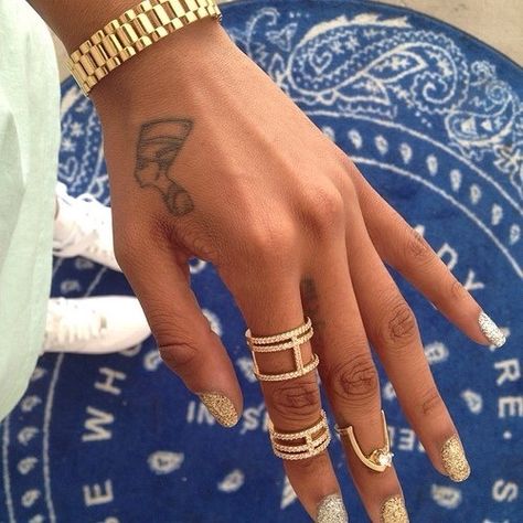 Hand tattoo Queen Nefertiti Tattoo, Cleopatra Tattoo, Nefertiti Tattoo, African Tattoo, Tattoo Wedding Rings, Hand Tats, Egyptian Tattoo, Ring Tattoos, Dainty Tattoos