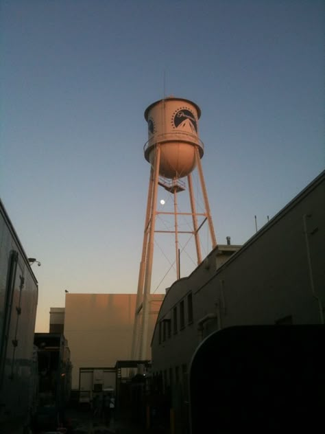 Water Tower Paramount Studios Warner Bros Studio Tour Hollywood, Disney Cars Wallpaper, Disneyland Ca, Warner Bros Studio Tour, Paramount Studios, Cars Wallpaper, Hollywood Boulevard, Moving To California, Living In La