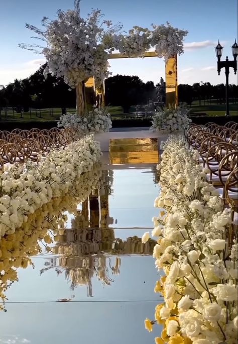 Mirror Wedding Arch, Gold Aisle Runner Wedding, Reflective Aisle Runner Wedding, Glass Isle Wedding, Royal Wedding Ideas Decoration, Garden Wedding Reception Indoor, Gold Wedding Venue Decor, Outside Ceremony Wedding, Mirror Isle For Wedding