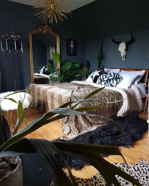 Leopard Bedroom Decor Ideas, Black Wall With Mirror Living Room, Moody Bedroom Boho, Leopard Print Living Room Ideas, Leopard Living Room, Leopard Theme Bedroom, Sza Aesthetic Bedroom, Dark Eclectic Home Bedroom, Leopard Print Interior