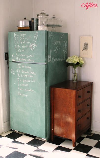 A DIY chalkboard fridge. Fun! Chalkboard Fridge, Vintage School Supplies, Blackboard Paint, Checkered Floor, Koti Diy, Smart Tiles, Fotografi Vintage, Diy Chalkboard, Kitchen Ceiling