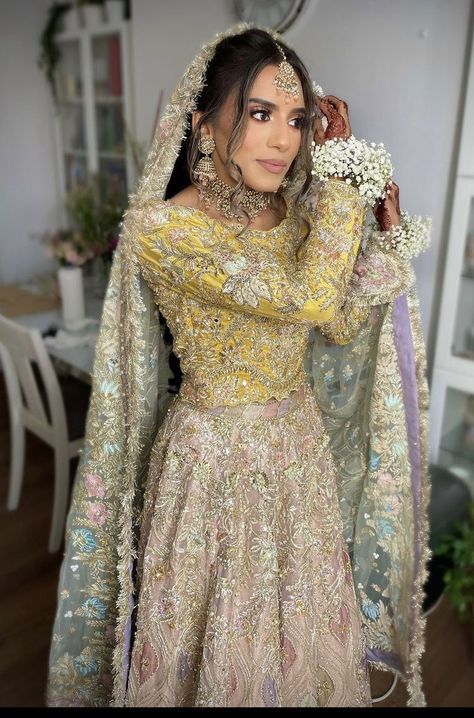 Pastel Mehndi Dress, Pakistani Bridal Wear 2023, Bride Mendhi Outfit, Pakistani Wedding Outfits 2023, Pastel Mendhi Outfit, Nikkah Outfit For Guests, Pakistani Mehndi Lehnga, Asian Mehndi Outfits, Mehndi Lengha Pakistani