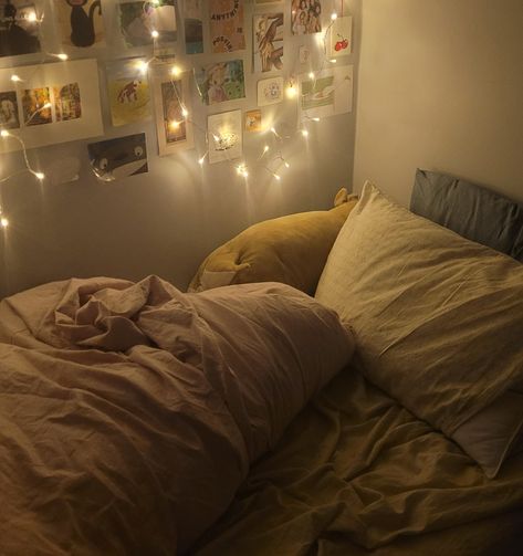 cozy bed set-up Room Inspo Cozy, Cozy Desk, Bed In Corner, Cozy Aesthetic, Comfy Bed, Aesthetic Photos, Cozy Vibes, Bed Set, Cozy Corner