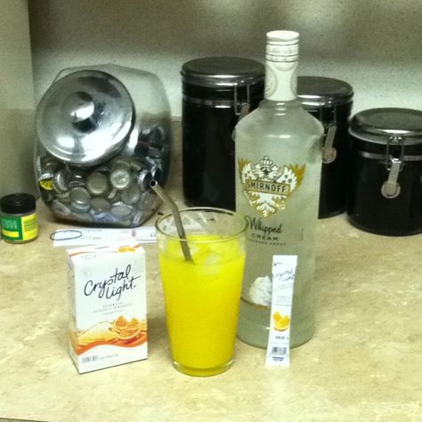 Low calorie creamsicle drink using crystal light classic orange sunrise and whipped cream vodka and water! Seriously tastes just like a creamsicle! Yum! Low Calorie Vodka Drinks, Mixed Drinks With Vodka, Low Calorie Mixed Drinks, Low Carb Mixed Drinks, Drinks With Vodka, Creamsicle Drink, Low Calorie Alcoholic Drinks, Vodka Mixed Drinks, Orange Sunrise