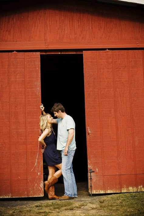 Engagement Photo Ideas Farming Couple, Beachy Waves Tutorial, Country Couple, Engagement Pose, Couples Pose, Barn Pictures, Engagement Photos Country, Country Couples, Engagement Pic