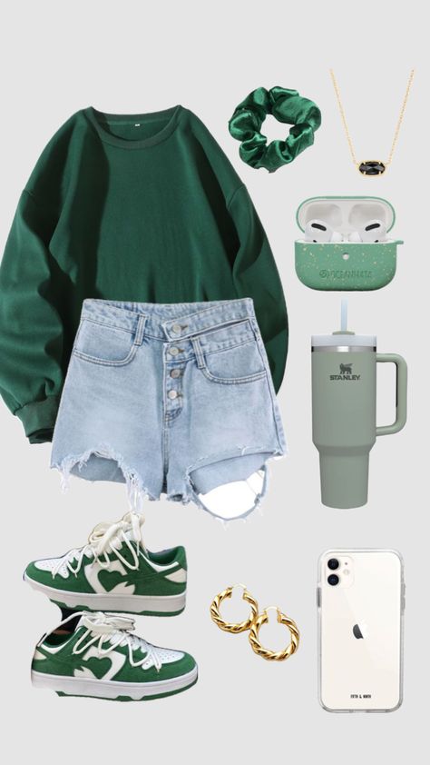 #green #greenfit #comfyfit Casual Green School Sets, Green Casual Sweatshirt For School, Cute Green Everyday Tops, Trendy Green Everyday T-shirt, Clesn Girl Asthetic Outfit, Green Outfits Aesthetic, Walk Fit, Green Outfits For Women, Clothing Board