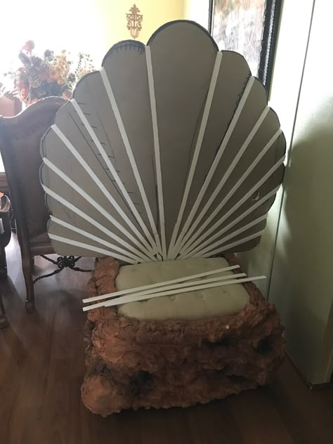 King Triton Throne, Cardboard Mermaid, Mermaid Throne, Diy Mermaid Decor, Little Mermaid Decorations, Porta Halloween, Mermaid Float, Under The Sea Decorations, Theme Carnaval