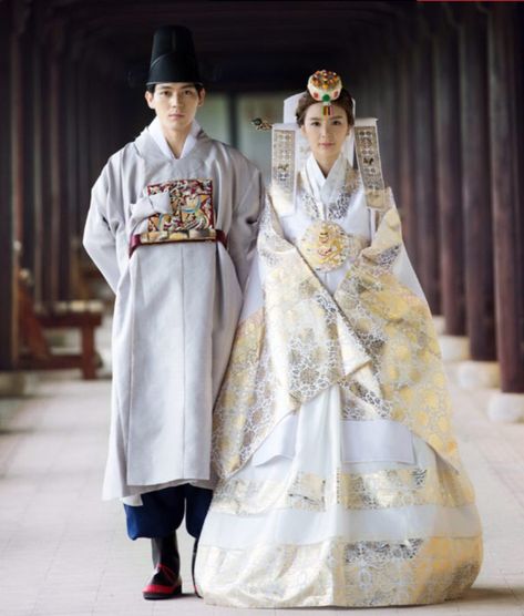 Wedding Dress Korean Style, Korean Traditional Wedding, Wedding Dresses Korean, Hanbok Wedding, Korean Bride, Korean Wedding Dress, Korean Traditional Clothing, Casual Attire For Women, Korean Traditional Dress