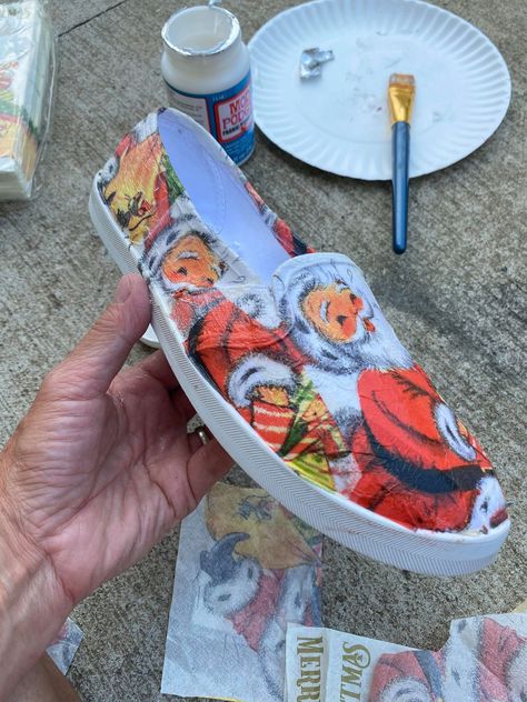 Modge Podge Canvas Shoes, Modge Podge Wrapping Paper, Mod Podge Fabric On Canvas, Decoupage On Canvas Diy, Fabric And Mod Podge Projects, Modge Podge On Fabric, Decoupage Placemats Diy, Decoupage Shoes Diy, Mod Podge Plates With Fabric