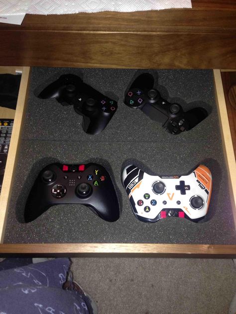 Controllers safe in a drawer Guitar In Room, Gaming Display, Gaming Stuff, Gamer Room, Cool Guitar, Storage Drawers, Game Console, Storage Organization, Xbox