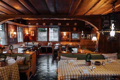 Ski Resort Architecture, Swiss Cabin, Swiss Restaurant, Ski Resort Outfit, Inn Ideas, Hotel Switzerland, Davos Switzerland, Kranjska Gora, Ski Resort Wedding