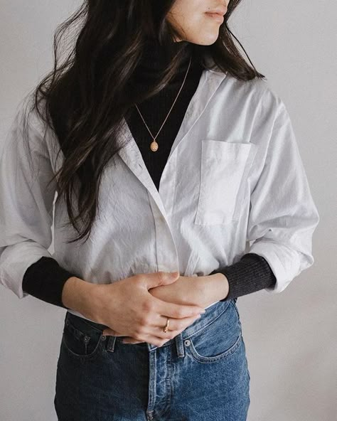 Styling the button up shirt Spiritually Healthy, White Shirt Outfits, Health Workout, 일본 패션, Athleisure Trend, Workout Fashion, Coat Outfit, Body Fitness, Looks Black