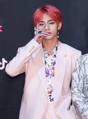 Taehyung in Dior #MAMA2018 Taehyung Red Hair, Bts 2018, Boy Band, Worldwide Handsome, V Taehyung, Awards Ceremony, Bts V, Bts Taehyung, Jung Hoseok