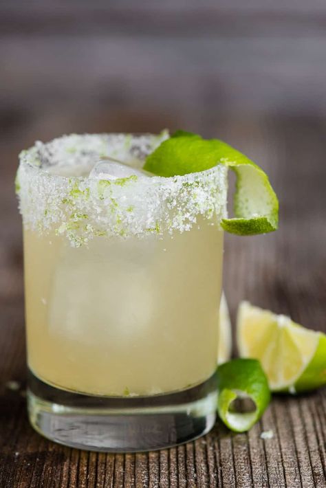 The most perfect classic Margarita recipe is quick and easy to make. This lip smacking tequila cocktail served over ice is the best drink! #margarita #recipe #ontherocks #classic #homemade #tequila #lime Simple Syrup Margarita Recipe, Perfect Margarita Recipe, Vodka Sunrise, Classic Margarita Recipe, Lime Drinks, Tequila Cocktail, Simple Syrup Recipes, Make Simple Syrup, Clam Recipes