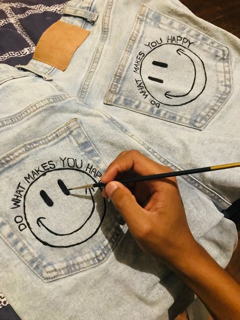 Painting Ideas Jeans, Vinyl On Jeans, Writing On Jeans, Drawing On Jeans Ideas, Drawn On Jeans, Painting On Pants, Painting On Jeans Ideas, Smiley Jeans, Smiley Face Jeans