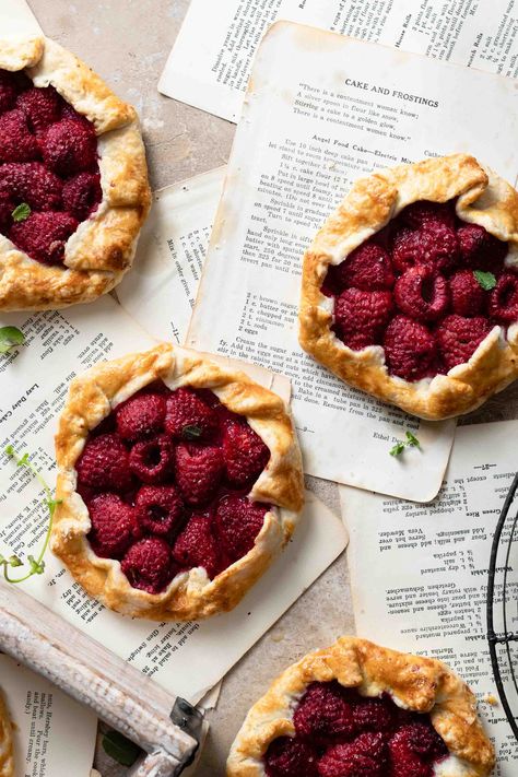 Rustic Raspberry Tarts Raspberry Gallete, Rasberry Tart Recipes, Shortcrust Pastry Desserts, Short Crust Pastry Recipes, Raspberry Galette, Rustic Baking, Raspberry Tart Recipe, Rustic Dessert, Raspberry Tart