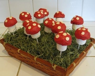 marshmallow/ half a donut hole/ red chocolate and white chocolate drops = toadstool domallowpops? Garden Theme Birthday, Mushroom Cake, Woodland Party Theme, Red Mushrooms, Cute Marshmallows, Mario Birthday Party, Baby Shower Woodland Theme, Themed Desserts, Marshmallow Pops