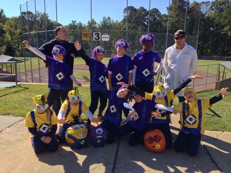 Softball Minion Costumes Minion Softball Team Costume, Softball Minion Costumes, Softball Halloween Team Costumes, Softball Team Halloween Costume Ideas, Softball Costumes, Costumes Minion, Halloween Softball, Team Halloween Costumes, Softball Ideas