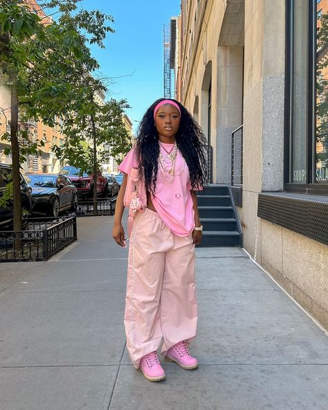 Pink Tomboy Outfit, Pink Timberlands Outfit, Pink Streetwear Outfit, Boots Streetwear, Queer Style, Street Style Outfits Casual, Yellow Streetwear, Pink Streetwear, College Outfit