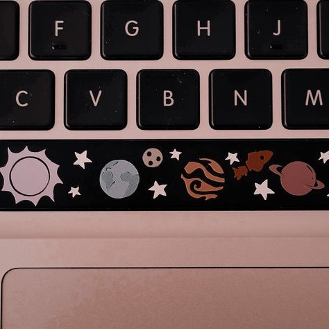 Painting On Laptop, Painted Keyboard Ideas, Laptop Decoration Ideas, Laptop Makeover, Decorated Laptop, Keyboard Drawing, Laptop Art, Keyboard Art, Laptop Ideas