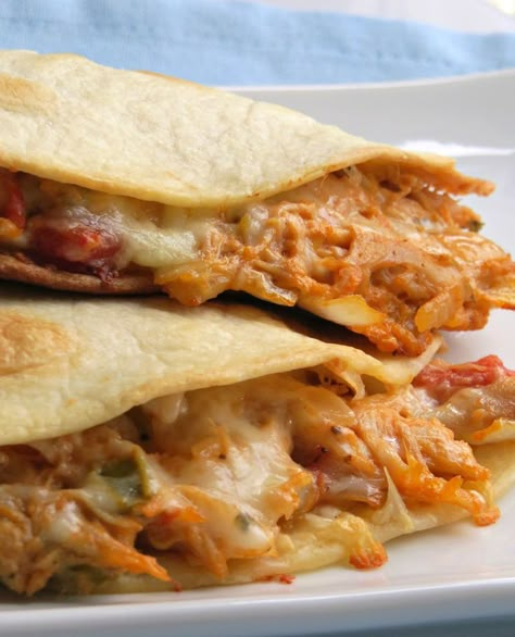 This cheesy chicken quesadillas recipe is creamy and super easy to make. It's an easy meal your family will love. Chicken Quesadillas Recipe, Chicken Quesadilla Recipe, Pasta Per Pizza, Quesadilla Recipe, Quesadilla Recipes, Chicken Quesadillas, Cheesy Chicken, Quesadillas, Mexican Dishes