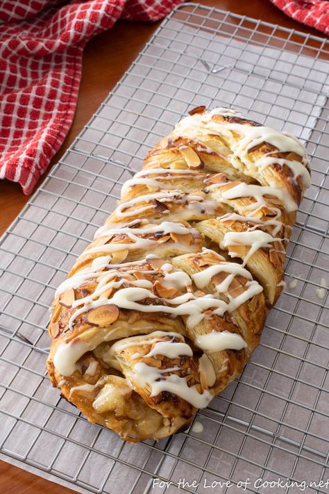 Glazed Apple Danish Braid Braided Apple Puff Pastry, Apple Puff Pastry Braid, Puff Pastry Apple Dessert, Apple Pastry Recipes, Baked Slices, Weekend Breakfast Ideas, Danish Desserts, Cinnamon Baked French Toast, Almond Food