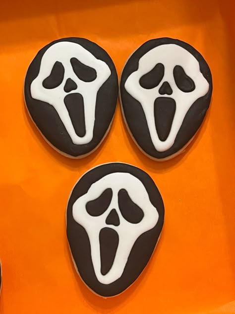 Ghost Face Cookies Decorated, Ghost Face Cupcakes, Ghost Face Cookies, Ghost Face Cake Ideas, Ghostface Cupcakes, Ghostface Cookies, Ghost Face Birthday Party, Ghostface Birthday Party, Ghost Face Party